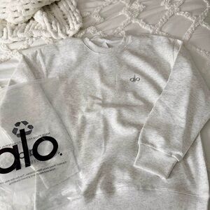 ALO Yoga Men's Light Gray Crewneck Sweater